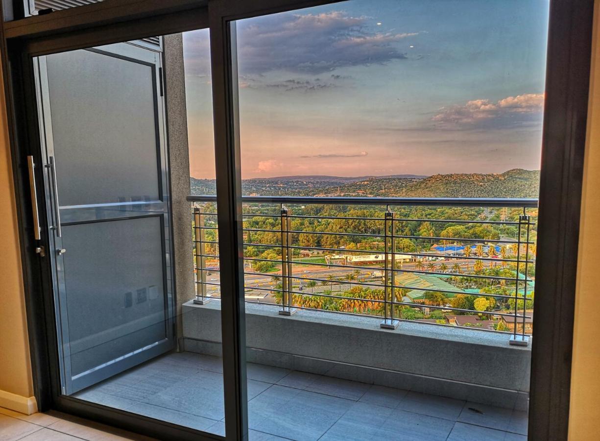 Top Floor Menlyn Maine Studio Apartment With Stunning Views & No Load Shedding Pretoria Ngoại thất bức ảnh