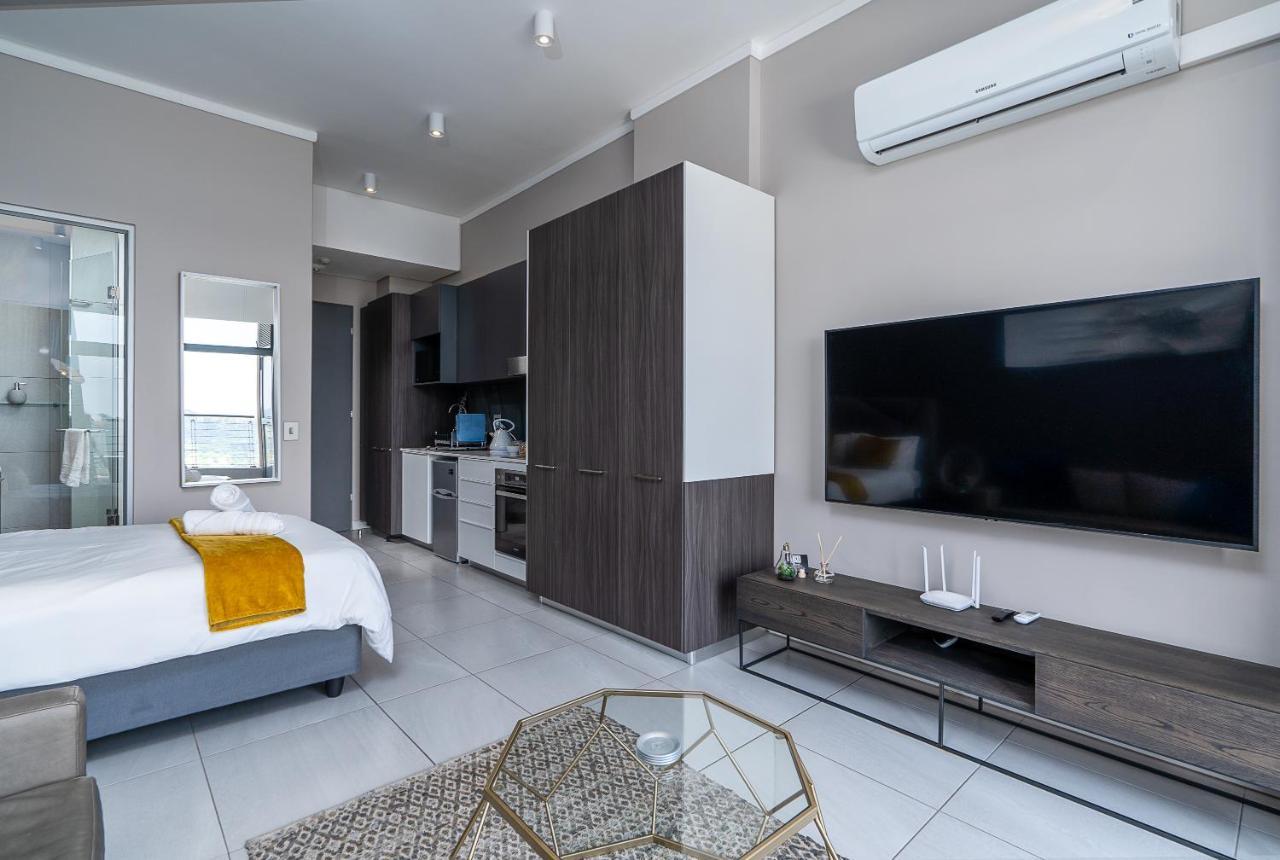 Top Floor Menlyn Maine Studio Apartment With Stunning Views & No Load Shedding Pretoria Ngoại thất bức ảnh